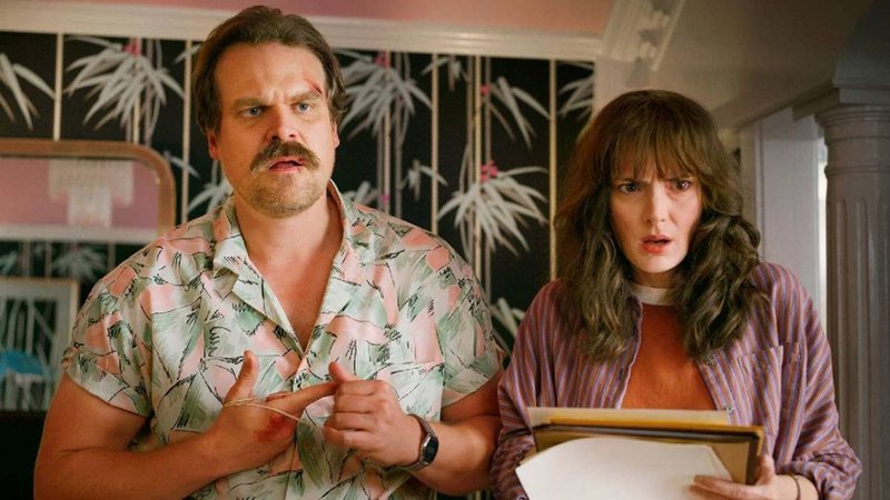 Hpper (David Harbour) e Joyce (Winona Ryder) em Stranger Things (Foto: Divulgação Netflix)