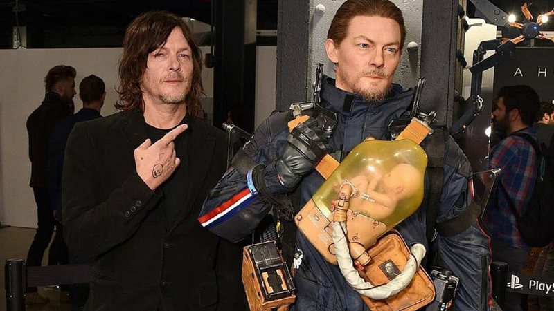 Norman Reedus e o personagem Sam, de Death Stranding (Foto: Reprodução/Instagram)