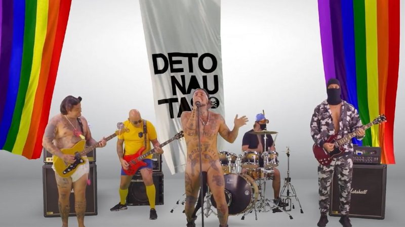 Detonautas no clipe de 'Kit Gay' (Foto: YouTube / Reprodução)