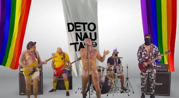 Detonautas no clipe de 'Kit Gay' (Foto: YouTube / Reprodução)