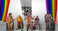 Detonautas no clipe de 'Kit Gay' (Foto: YouTube / Reprodução)