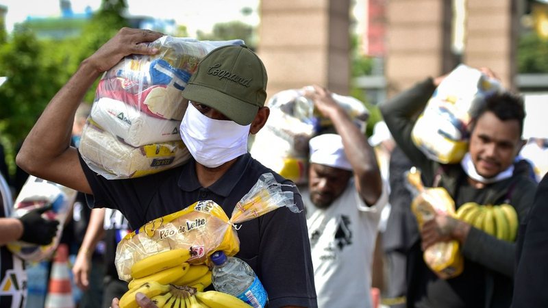 Distribuição de alimentos em Belo Horizonte (Pedro Vilela/Getty Images)