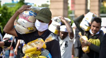 Distribuição de alimentos em Belo Horizonte (Pedro Vilela/Getty Images)