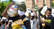 Distribuição de alimentos em Belo Horizonte (Pedro Vilela/Getty Images)