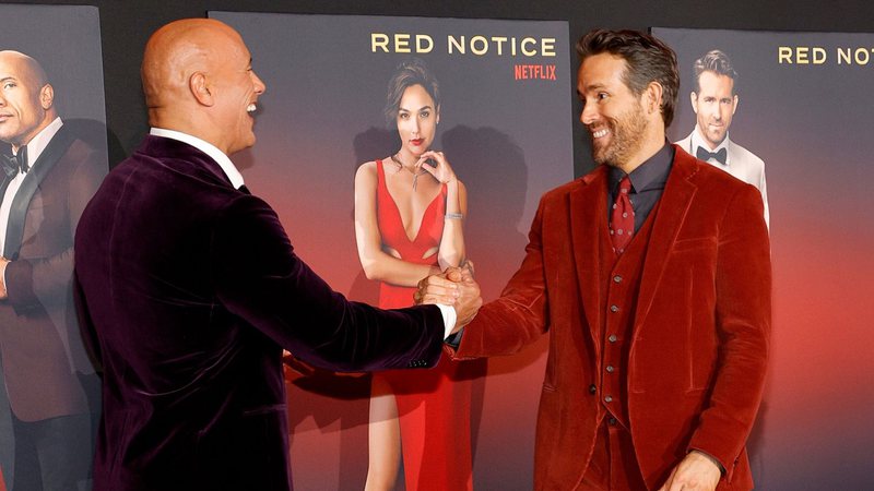 Dwayne Johnson e Ryan Reynolds na premiere de Alerta Vermelho (Foto: Amy Sussman / Getty Images)