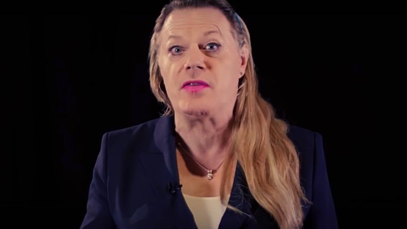 Eddie Izzard em vídeo para a campanha Make Humanity Great Again