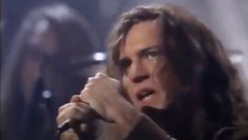 Eddie Vedder no MTV UNplugged de 1992 (Foto: Reprodução / YouTube)