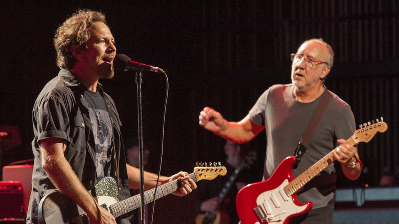 Eddie Vedder e Pete Townshend, do The Who, em outra apresentação conjunta, em 2015 (Foto: Barry Brecheisen/Invision/AP)