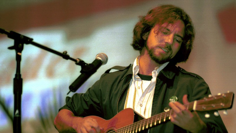 Eddie Vedder, em ação, em 2000 (Foto: AP Photo/Matt Anderson)