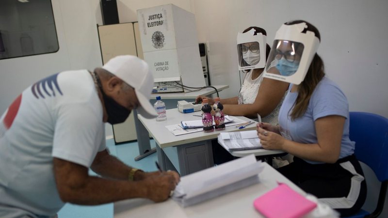 Eleições municipais no Brasil (Foto: AP Photo/Silvia Izquierdo)