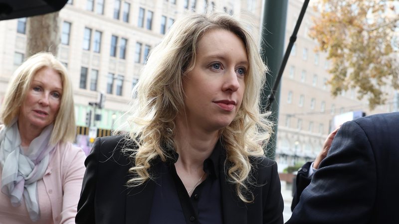 Elizabeth Holmes chegando ao tribunal (Foto: Getty Images)