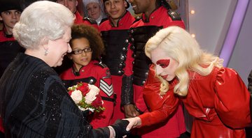 Rainha Elizabeth II com Lady Gaga (Foto: Getty Images)