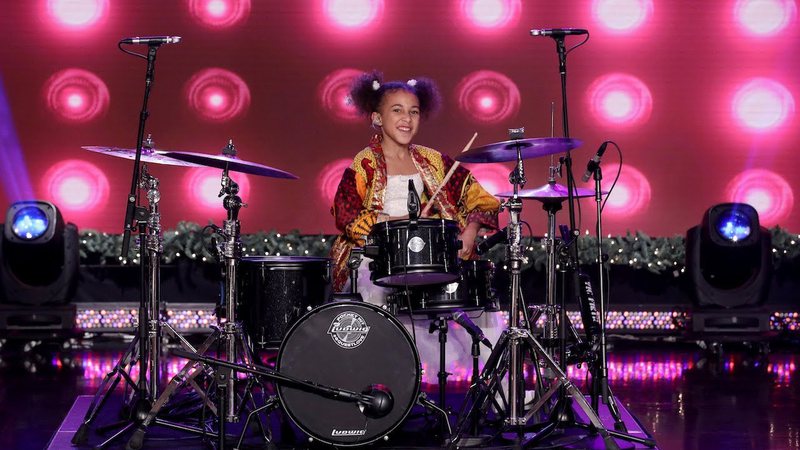 Nandi Bushell toca bateria no programa de Ellen Degeneres (Foto: Reprodução / YouTube)