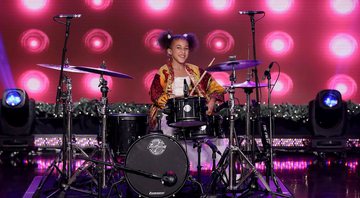 Nandi Bushell toca bateria no programa de Ellen Degeneres (Foto: Reprodução / YouTube)