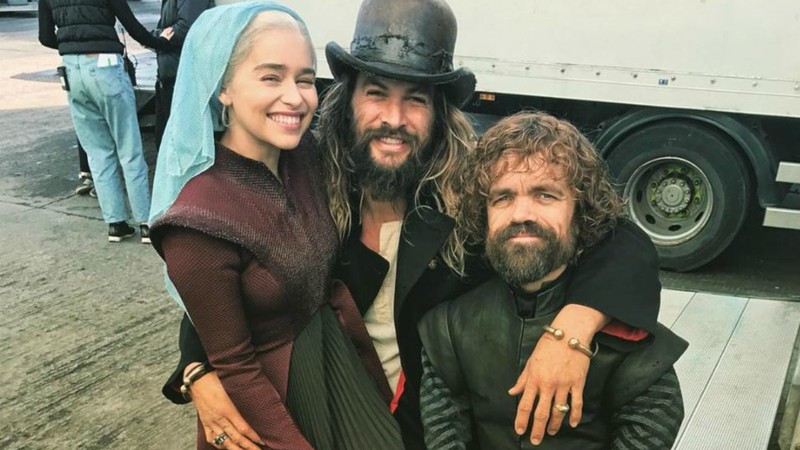 Emilia Clarke, Jason Momoa e Peter Dinklage nos bastidores de Game of Thrones (Foto: Instagram / Reprodução)