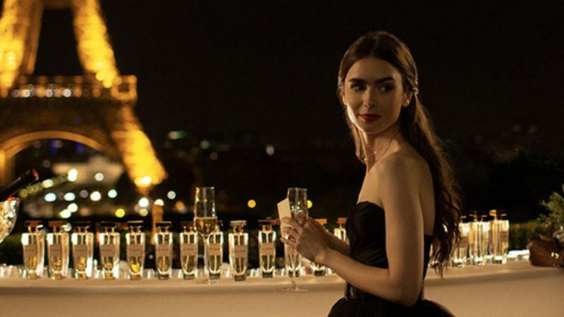 Lilly Collins em Emily in Paris (Foto: Reprodução / Twitter)