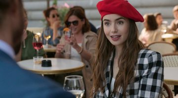 Lily Collins em cena de Emily In Paris - Reprodução/Instagram