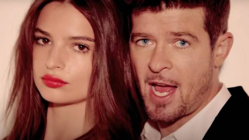 Emily RatajkowskI e Robin Thicke em Blurred Lines (Foto: Reprodução/YouTube)