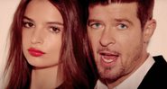 Emily RatajkowskI e Robin Thicke em Blurred Lines (Foto: Reprodução/YouTube)