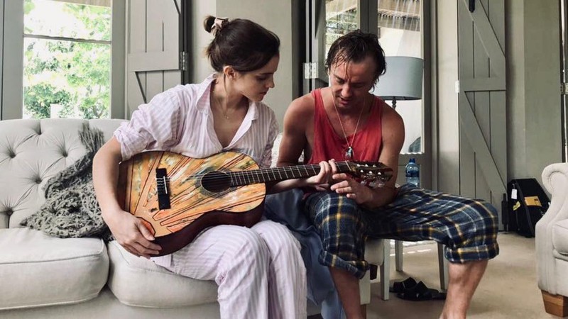 Emma Watson e Tom Felton tocando violão (Foto: Reprodução / Instagram)