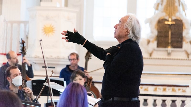 Maestro João Carlos Martins em ensaio (Foto: Divulgação)