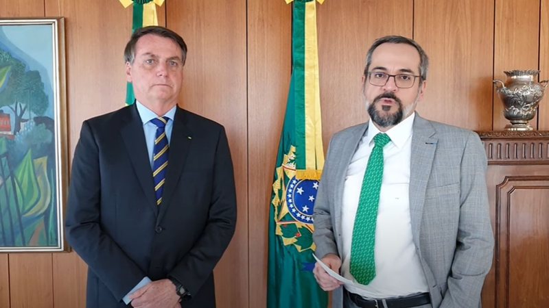 Presidente Jair Bolsonaro e Abraham Weintraub em vídeo (Foto: Reprodução/YouTube)