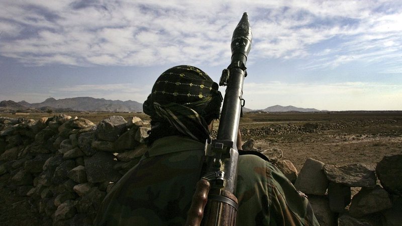 Soldado do exército afegão em combate com o Talibã (Foto: John Moore/Getty Images)