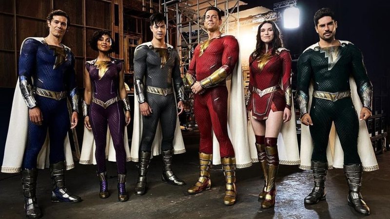 Família Shazam! nos bastidores da sequência (Foto: Reprodução/Warner Bros.)