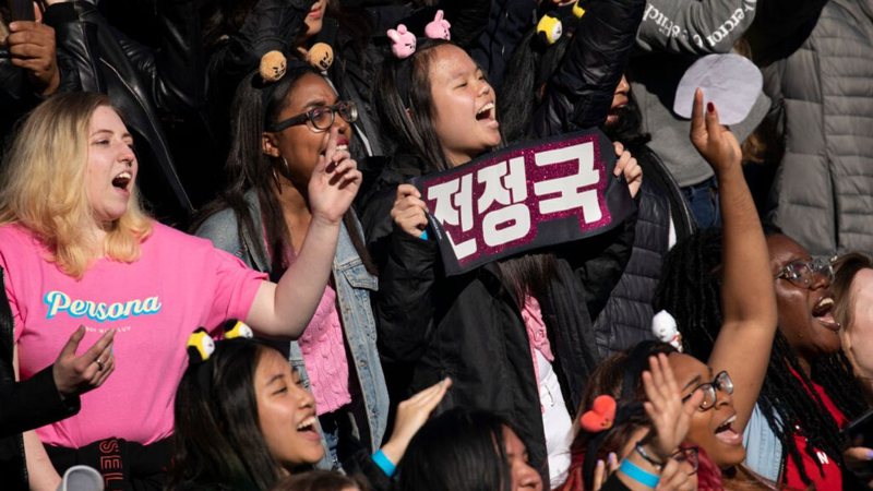 Fãs do BTS em evento (Foto:  Drew Angerer / Equipe / Getty Images)