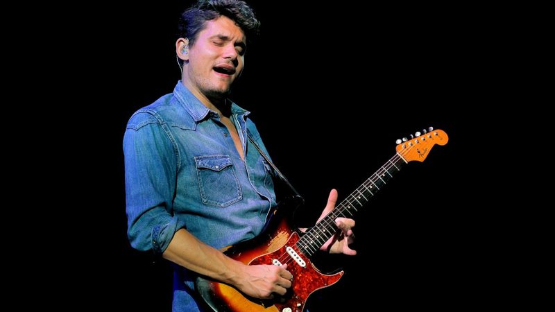 John Mayer durante apresentação (Foto: AP/Matt York)