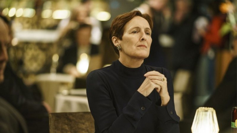 Fiona Shaw em Killing Eve (Foto: Reprodução / BBC)