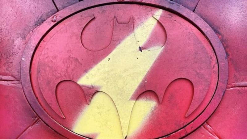 Uniforme misterioso de Batman em The Flash (Foto: Reprodução/Instagram)