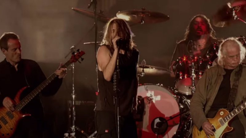 Taylor Hawkins e Dave Grohl do Foo Fighters e  Jimmy Page e John Paul Jones do Led Zeppelin (Foto: Reprodução/Youtube)