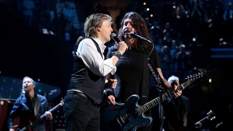 Dave Grohl e Paul MCCartney em apresentação no Rocket Mortgage Fieldhouse (Foto: Dimitrios Kambouris / Getty Images)