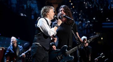 Dave Grohl e Paul MCCartney em apresentação no Rocket Mortgage Fieldhouse (Foto: Dimitrios Kambouris / Getty Images)