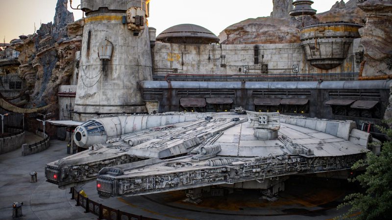 Millenium Falcon na atração Galaxy's Edge em Anaheim, Califórnia (foto: reprodução/ Disney)