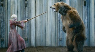 Bart the Bear II e Gwendoline Christie em cena de Game of Thrones (Reprodução)