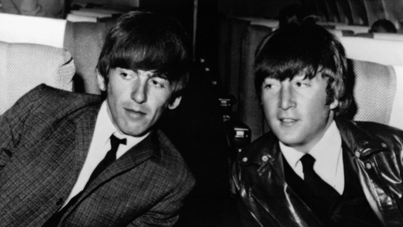 George Harrison e John Lennon (Foto:AP Photo/Arquivo)