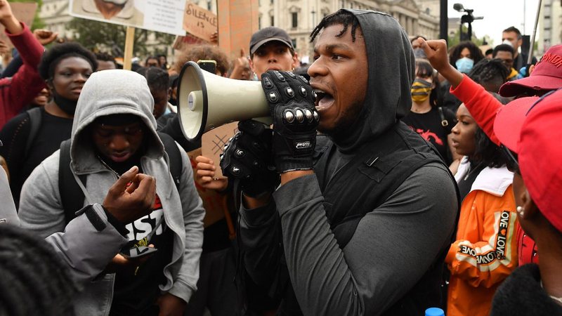 John Boyega em protesto do Black Lives Matter (Foto: Justin Setterfield/Getty Images)