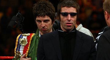 Noel e Liam Gallagher seguram o cinturão do boxeador Ricky Hatton antes de uma luta (foto: Getty/ John Gichigi)