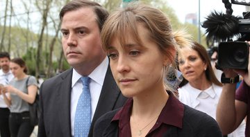 Allison Mack deixa o julgamento por tráfico sexual (foto: reprodução/ Getty Images - Jemal Countess)