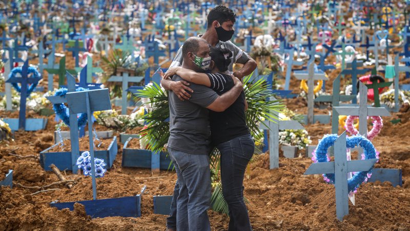 Familiares de vítimas do COVID-19 no Cemitério Parque Tarumã, em Manaus (Foto: Getty Images / André Coelho)