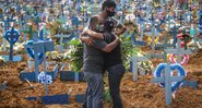 Familiares de vítimas da Covid-19 no cemitério Parque Taruma, em Manaus (foto: Getty Images/ Andre Coelho)