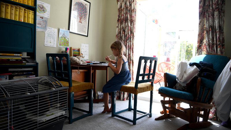 Filha de fotógrafo da Inglaterra estuda em casa durante a quarentena (foto: Getty Images/ Gareth Copley)