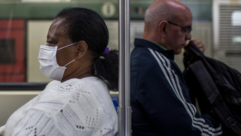 Passageiros no metrô de São Paulo no dia da confirmação da primeira morte por coronavírus no país (foto: Getty/ Victor Moriyama)