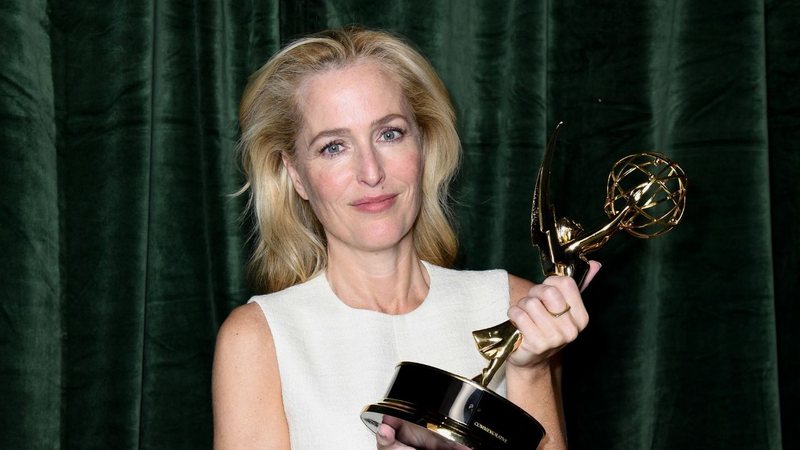 Gillian Anderson com prêmio Emmy (Foto: Gareth Cattermole/Getty Images)