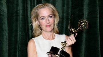 Gillian Anderson com prêmio Emmy (Foto: Gareth Cattermole/Getty Images)