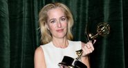 Gillian Anderson com prêmio Emmy (Foto: Gareth Cattermole/Getty Images)