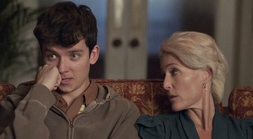 Gillian Anderson e Asa Butterfield em Sex Education (Foto: Reprodução)