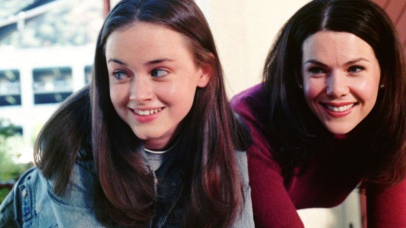 Alexis Bledel e Lauren Graham como Rory e Lorelai em Gilmore Girls (Foto: Reprodução/Warner Bros Television)